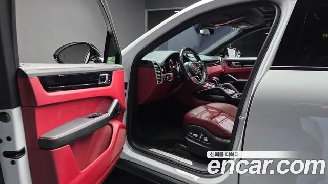 Porsche Cayenne 2021 thumb 10