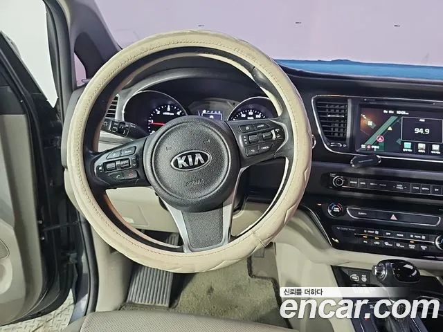 Kia Carnival 2015 thumb 8