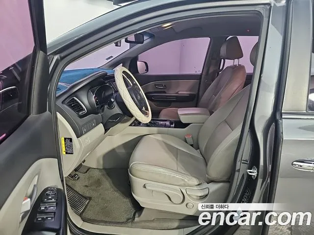 Kia Carnival 2015 thumb 10