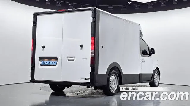Hyundai Staria 2024 thumb 2