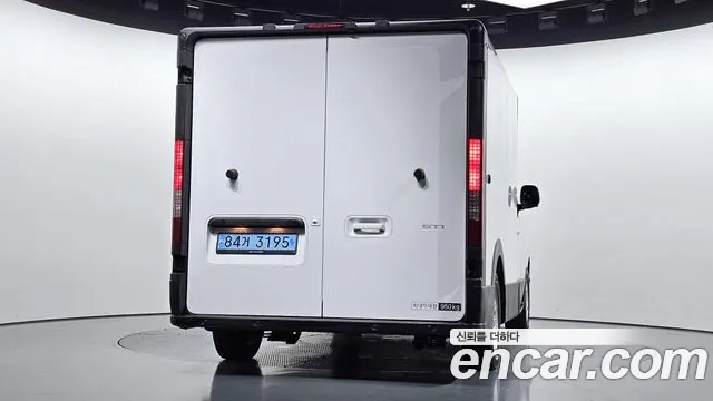 Hyundai Staria 2024 thumb 4