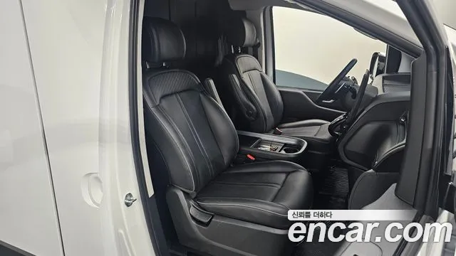 Hyundai Staria 2024 thumb 11
