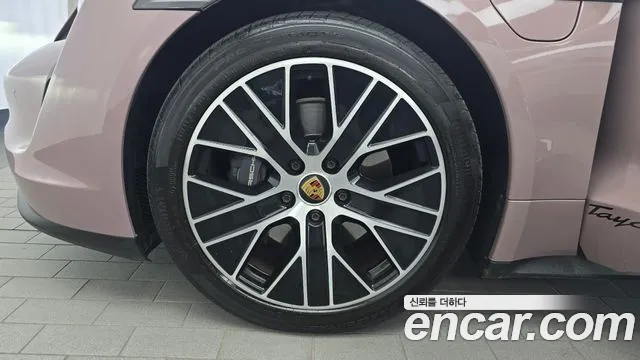 Porsche Taycan 2023 thumb 5