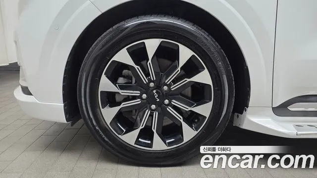 Kia Carnival 2023 thumb 4