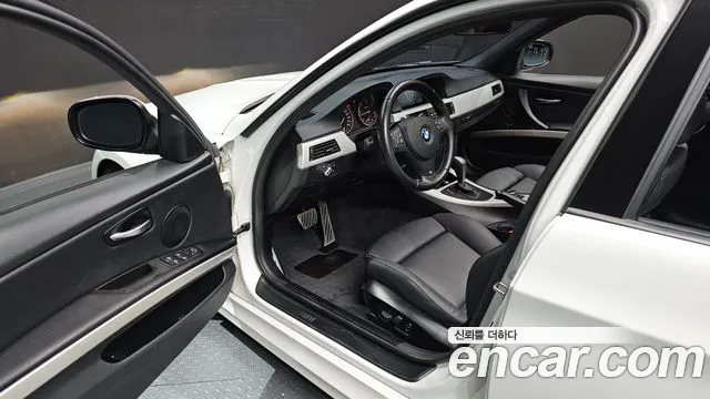 BMW 3-Series 2011 thumb 10