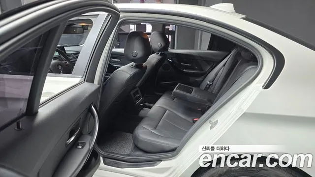 BMW 3-Series 2015 thumb 12
