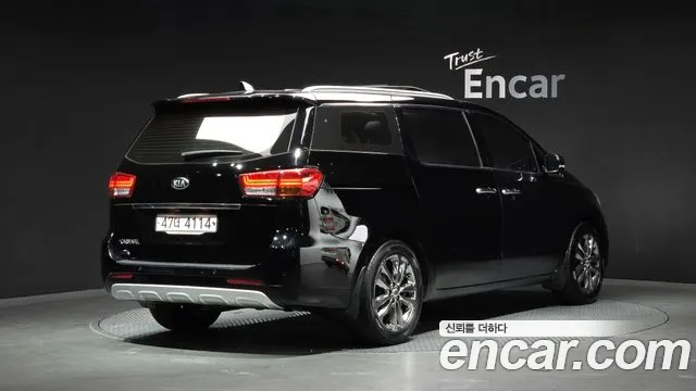 Kia Carnival 2017 thumb 2