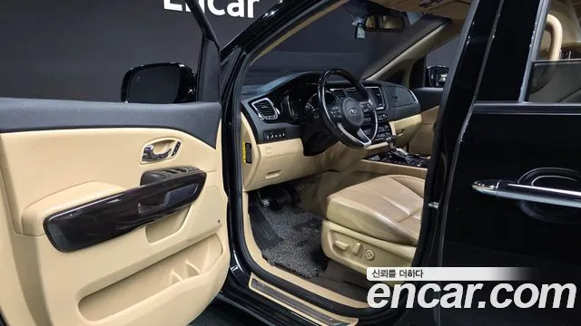 Kia Carnival 2017 thumb 10