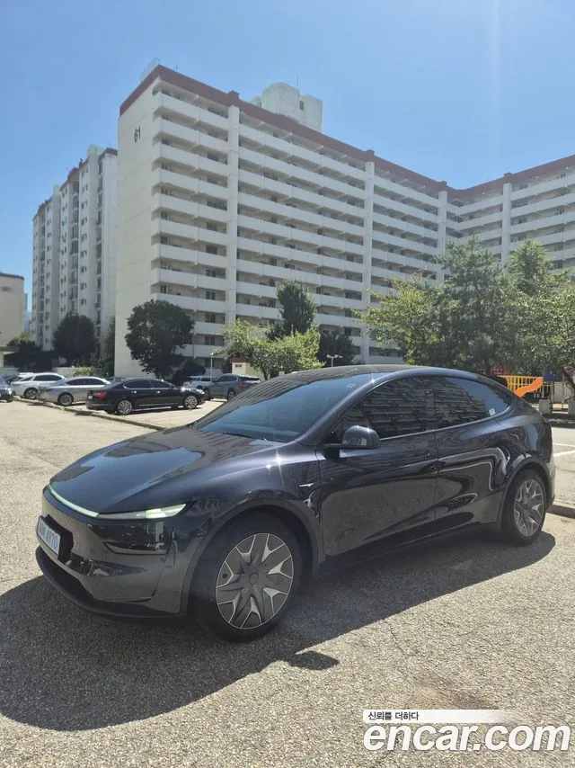Tesla Model Y 2026 thumb 2