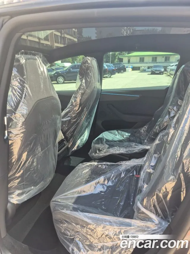 Tesla Model Y 2026 thumb 9