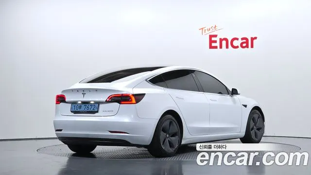 Tesla Model 3 2020 thumb 2