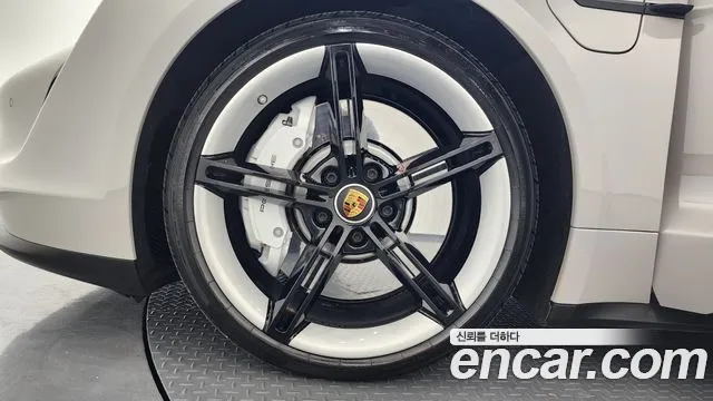 Porsche Taycan 2022 thumb 5