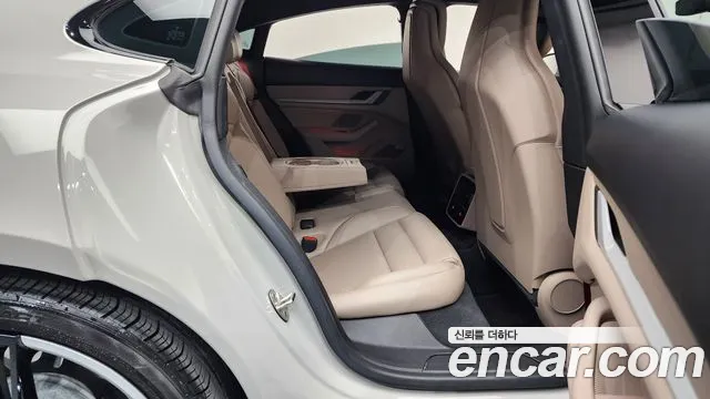 Porsche Taycan 2022 thumb 11