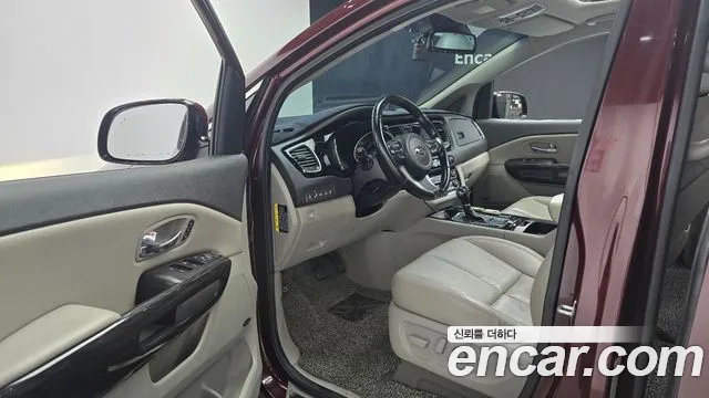 Kia Carnival 2015 thumb 10