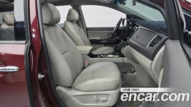 Kia Carnival 2015 thumb 11