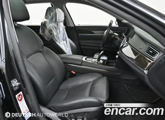 BMW 7-Series 2011 thumb 10