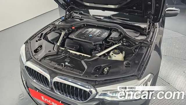 BMW 5-Series 2018 thumb 6