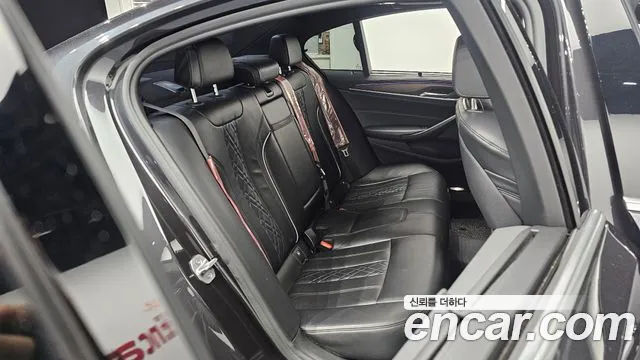 BMW 5-Series 2018 thumb 11