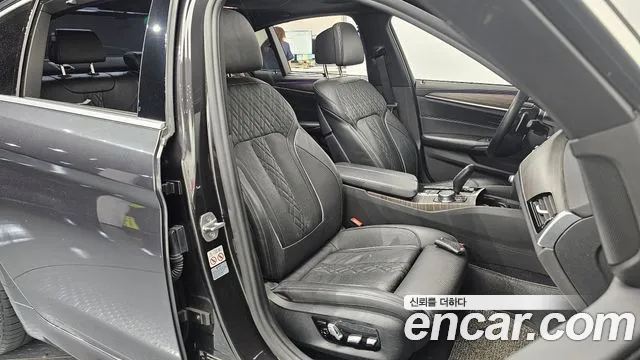 BMW 5-Series 2018 thumb 12