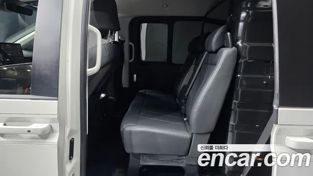 Hyundai Staria 2024 thumb 12