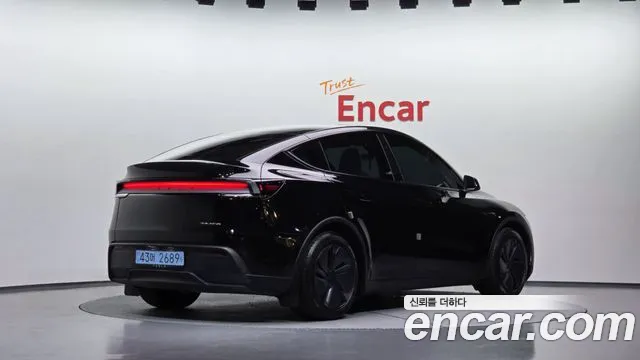Tesla Model Y 2025 thumb 2