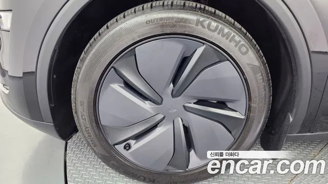 Tesla Model Y 2025 thumb 5