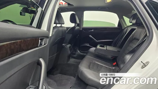 Volkswagen Passat (North America and China) 2014 thumb 12