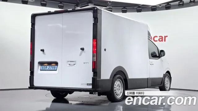 Hyundai Staria 2024 thumb 2