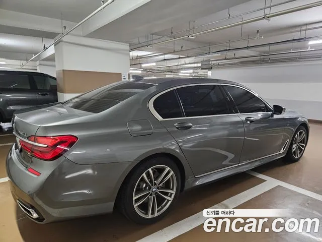 BMW 7-Series 2017 thumb 2