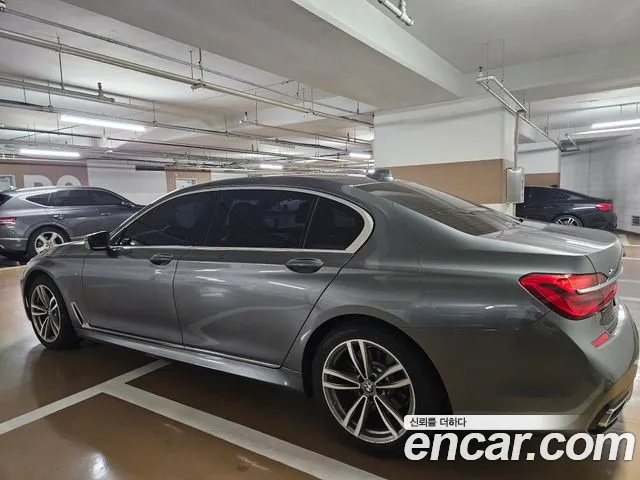 BMW 7-Series 2017 thumb 9