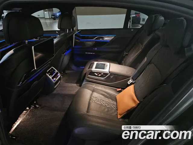 BMW 7-Series 2017 thumb 12