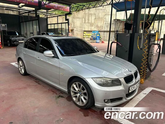 BMW 3-Series 2010 thumb 2