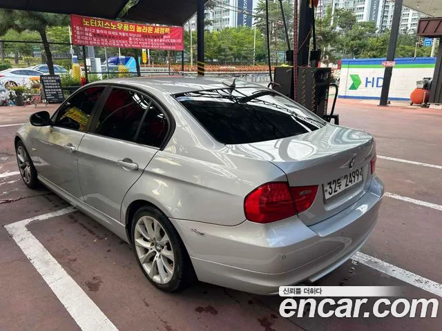 BMW 3-Series 2010 thumb 5