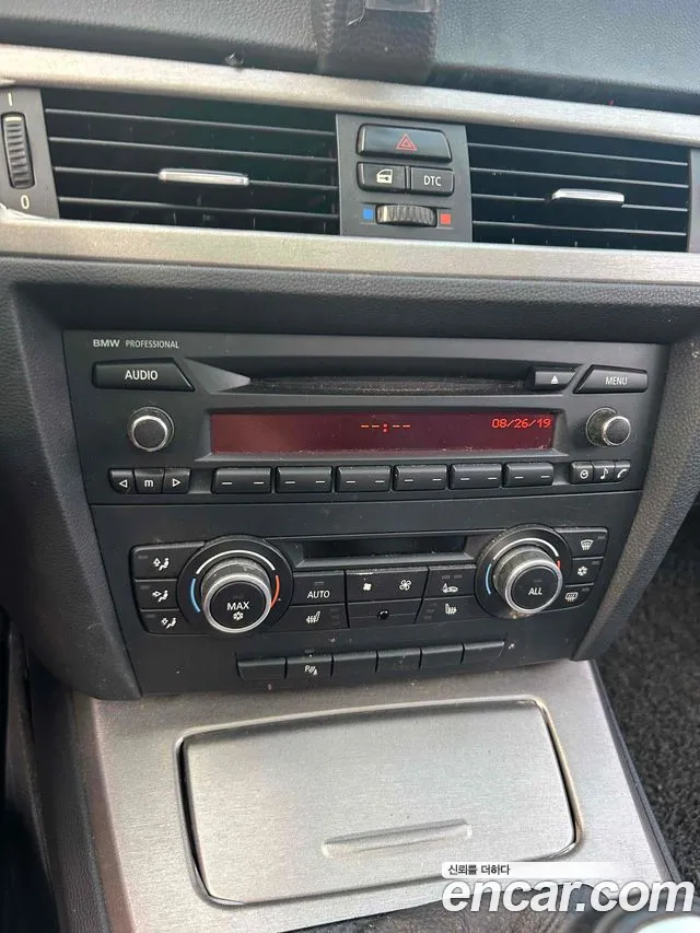 BMW 3-Series 2010 thumb 8