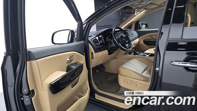 Kia Carnival 2016 thumb 10