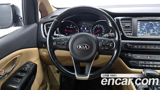 Kia Carnival 2016 thumb 12