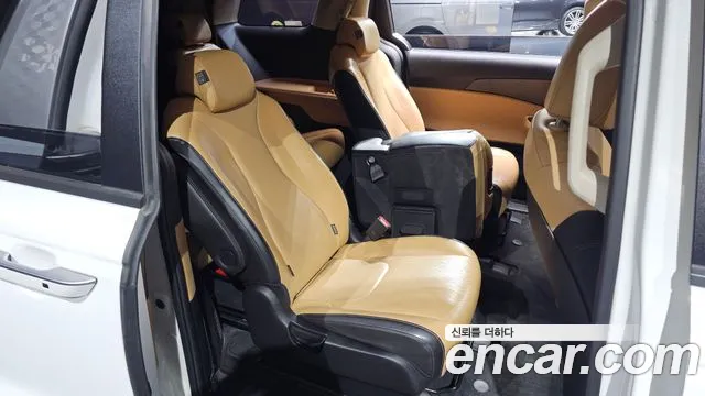 Kia Carnival 2021 thumb 11