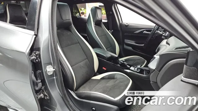 Infiniti Q30 2017 thumb 10