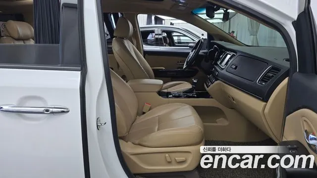 Kia Carnival 2018 thumb 11