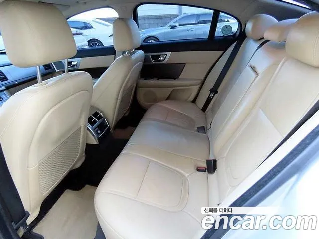 Jaguar XF 2013 thumb 6