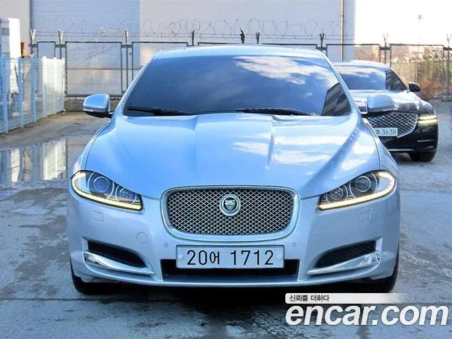 Jaguar XF 2013 thumb 11