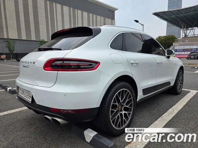 Porsche Macan 2017 thumb 2