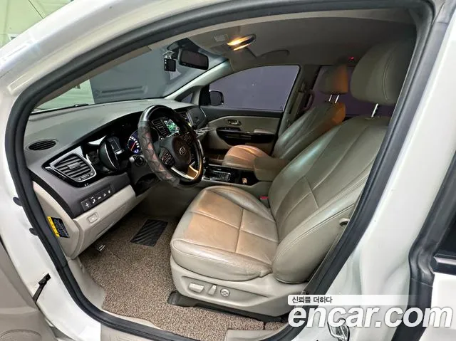 Kia Carnival 2016 thumb 10