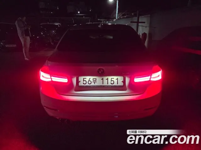 BMW 3-Series 2018 thumb 4