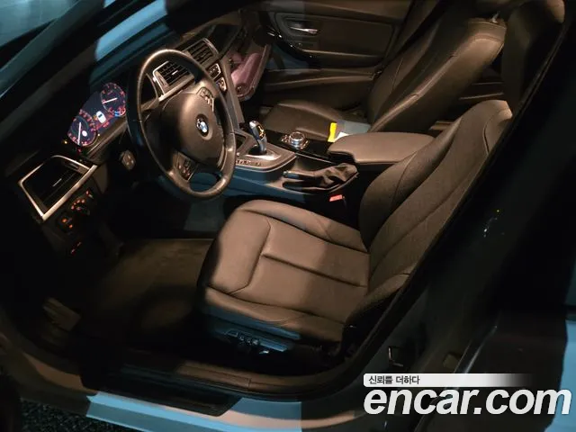 BMW 3-Series 2018 thumb 12