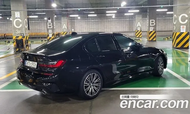 BMW 3-Series 2021 thumb 2