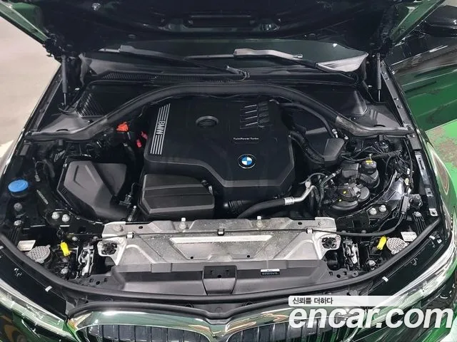 BMW 3-Series 2021 thumb 11
