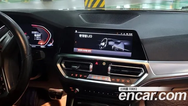 BMW 3-Series 2021 thumb 12