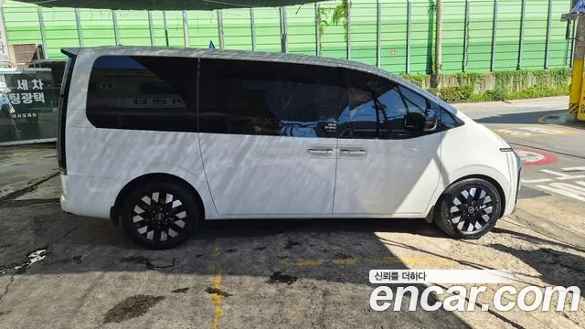 Hyundai Staria 2024 thumb 3