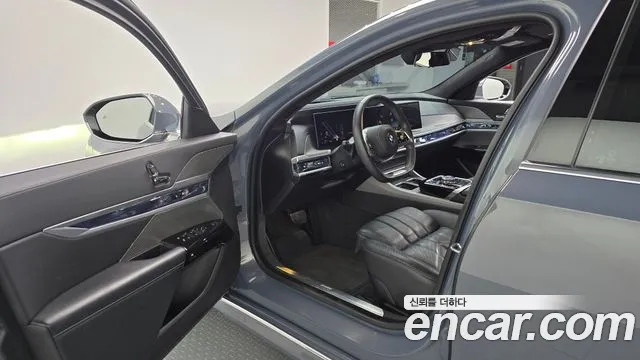 BMW 7-Series 2023 thumb 10